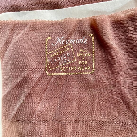 vtg 2 prs Pennys GAYMODE Neumode Nylon Stockings Cuban Heel 9 1/2 Beige Glo NIB - Picture 4 of 9